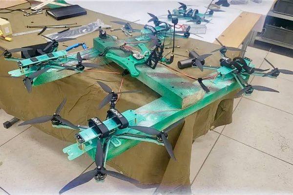 Russians Lash FPVs Together to Make Frankenstein Heavy Lift Drones