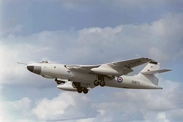 Vickers Valiant - the 700MPH Bomber that Shook itself Apart