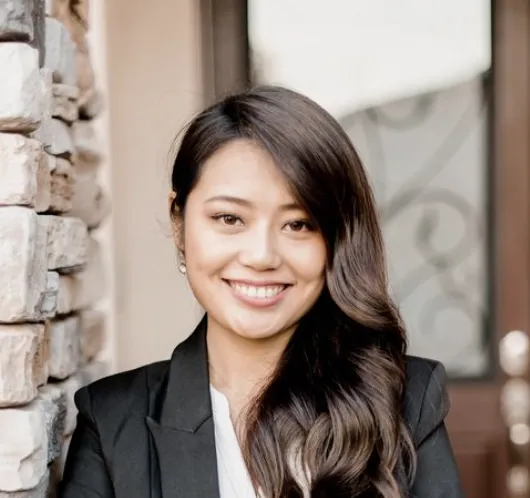 Example of a real estate headshot for women that is modern and professional