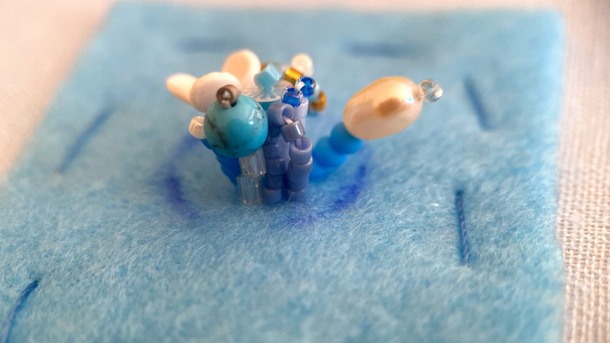 The looped beaded element is made with 13 beads size 11/0 or 15/0