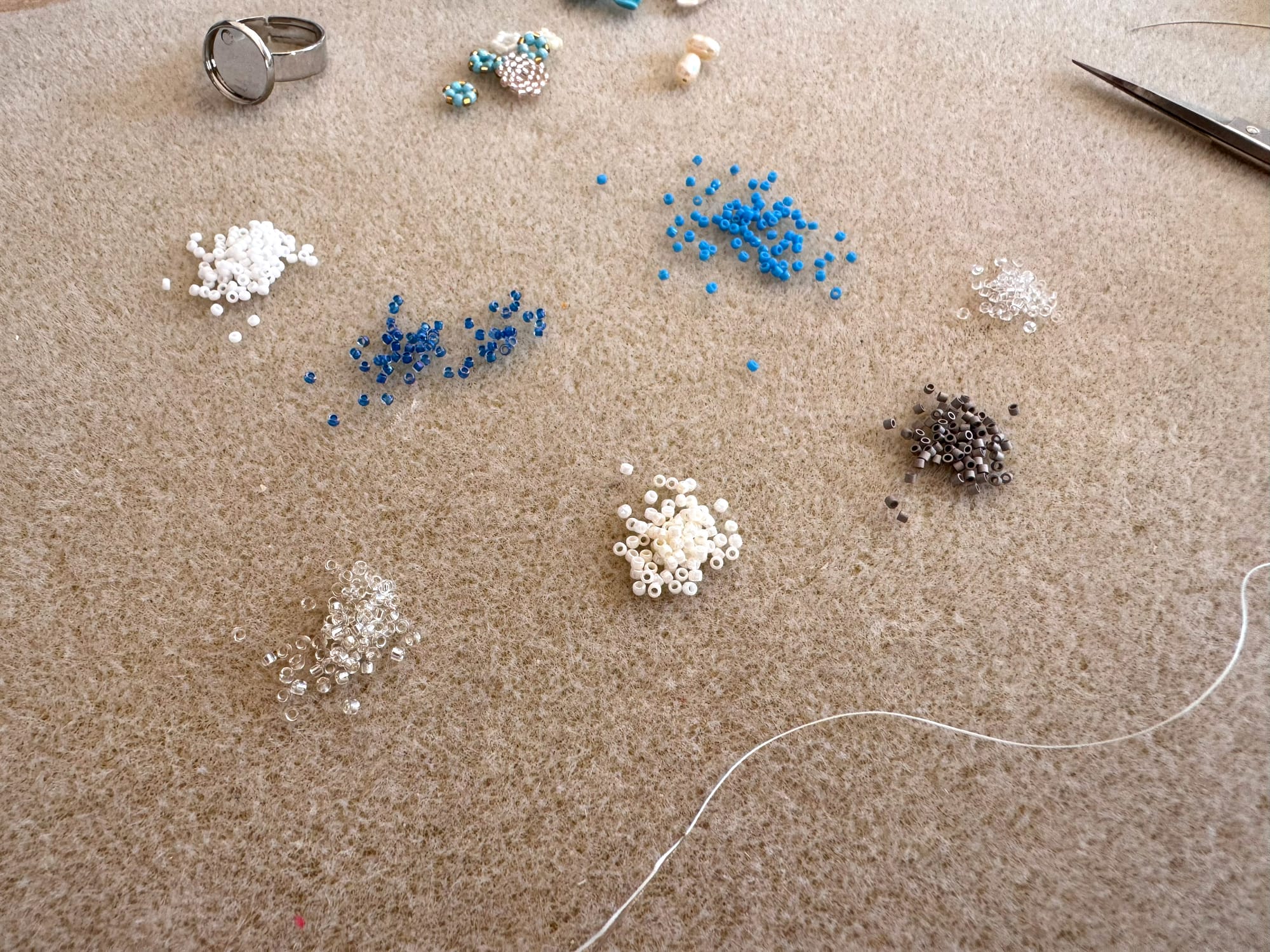 All picked-up were beads size 15/0 placed on the working surface