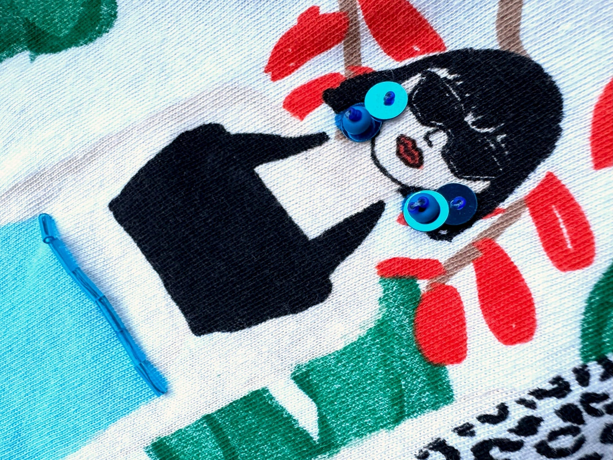 Accent on the belt with bugle beads and earrings embroidered with sequins and Toho beads