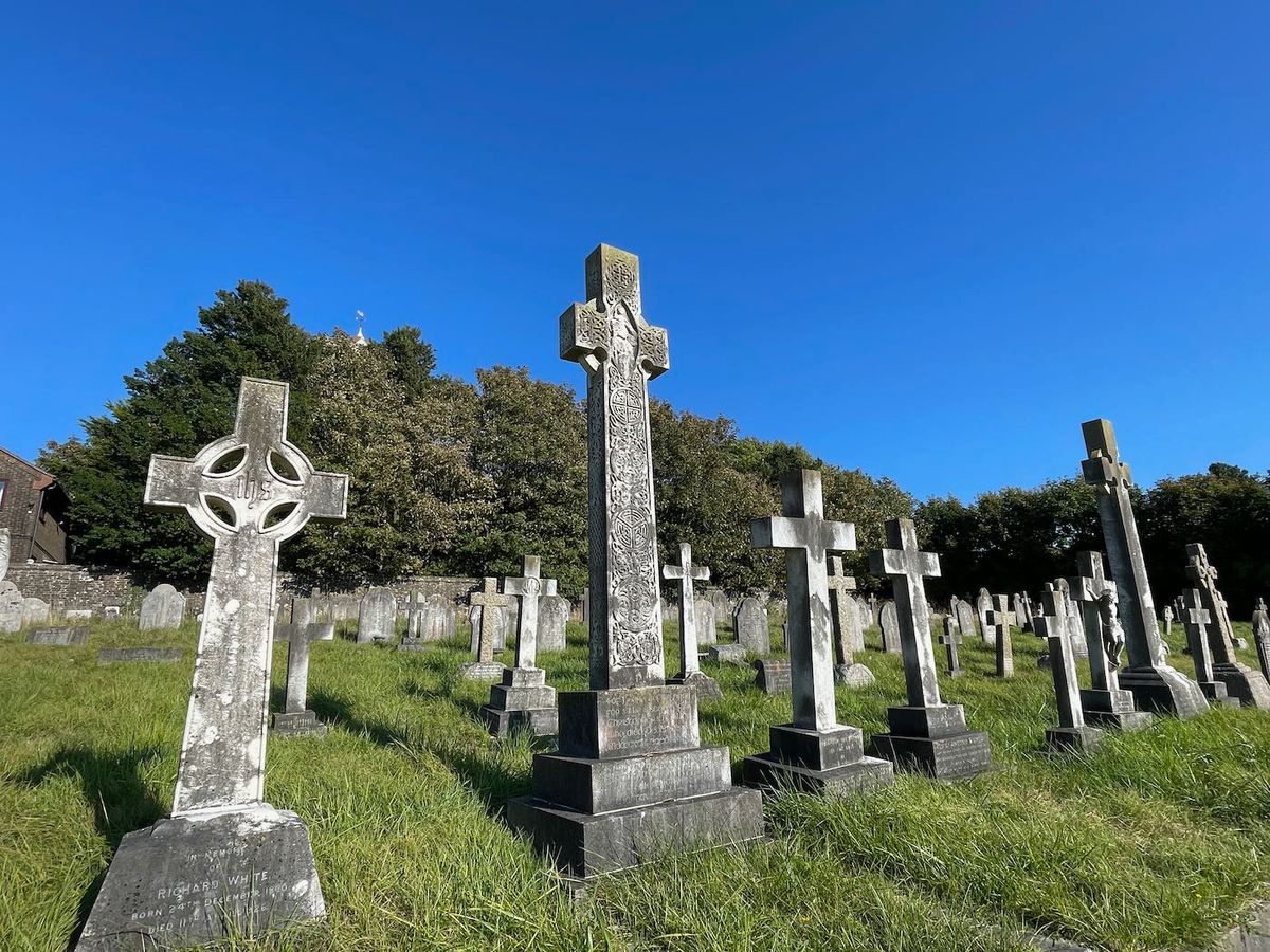 The volunteers who honour the dead