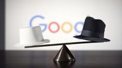Une représentation artistique d'un chapeau blanc et d'un chapeau noir sur une balance représentant le White hat et le black hat en SEO