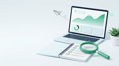 Pré-audit SEO d’un site web, loupe posée sur une checklist et un tableau de bord de performances