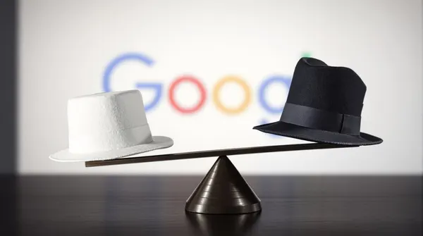Une représentation artistique d'un chapeau blanc et d'un chapeau noir sur une balance représentant le White hat et le black hat en SEO