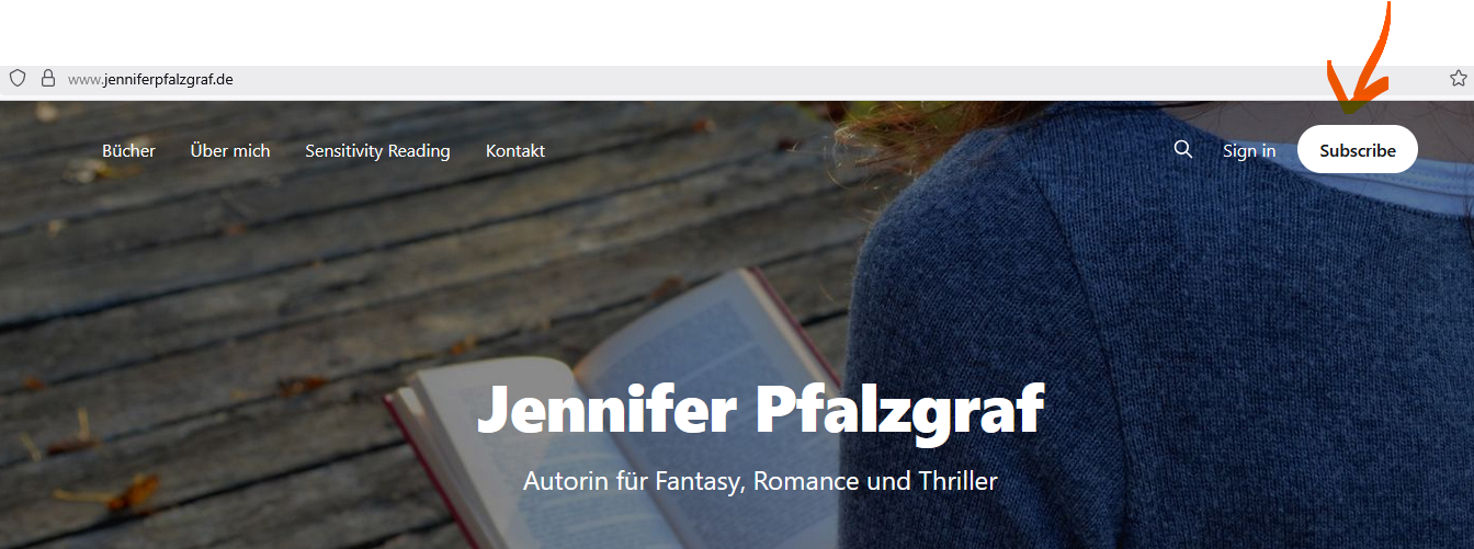 Screenshot der Website www.jenniferpfalzgraf.de. Es ist die Startseite mit einem roten Pfeil auf den Subscribe-Button zu sehen.