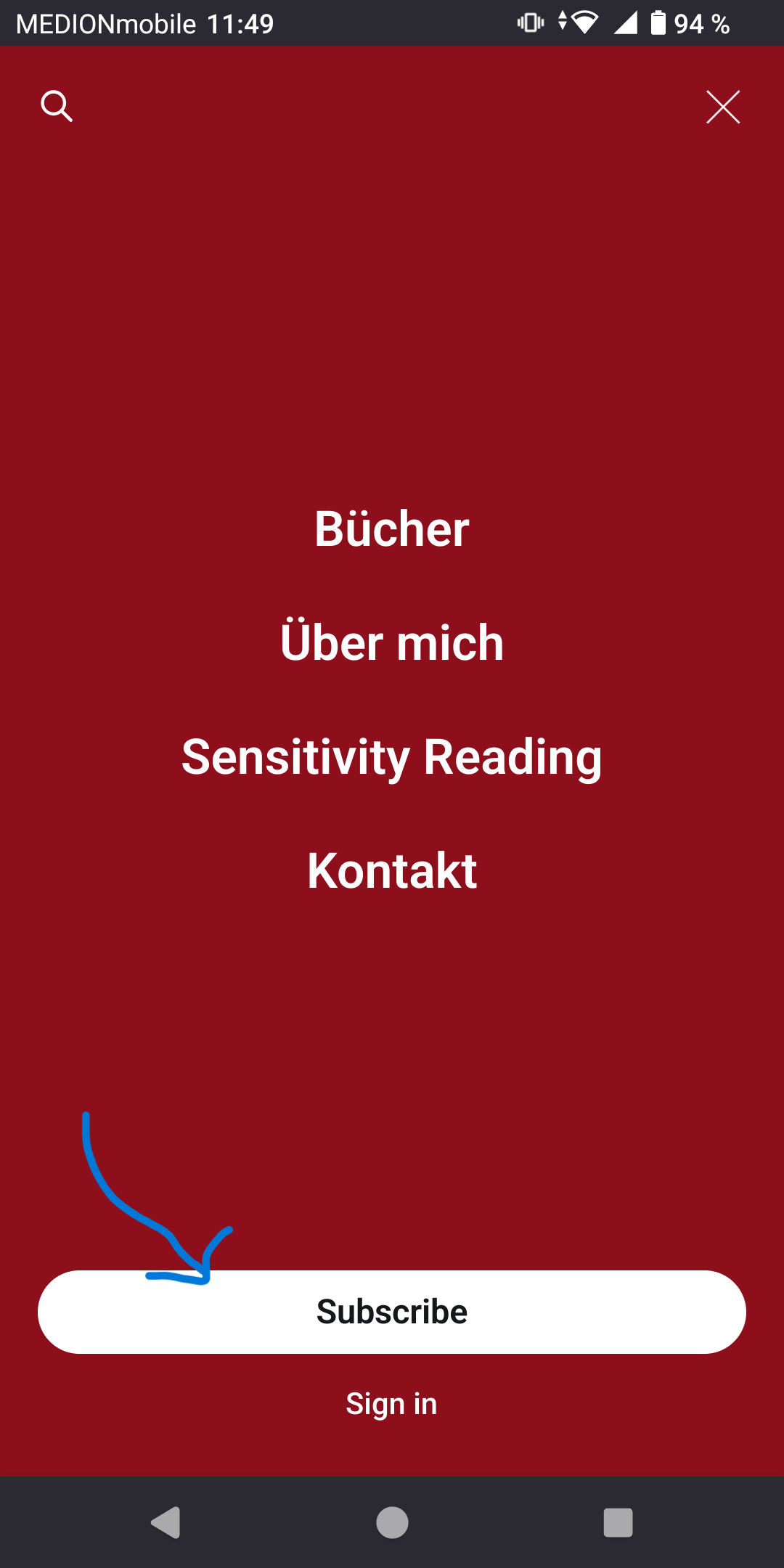 Screenshot der mobilen Ansicht von www.jenniferpfalzgraf.de. Ein blauer Pfeil zeigt unten auf den weißen Subscribe-Button.