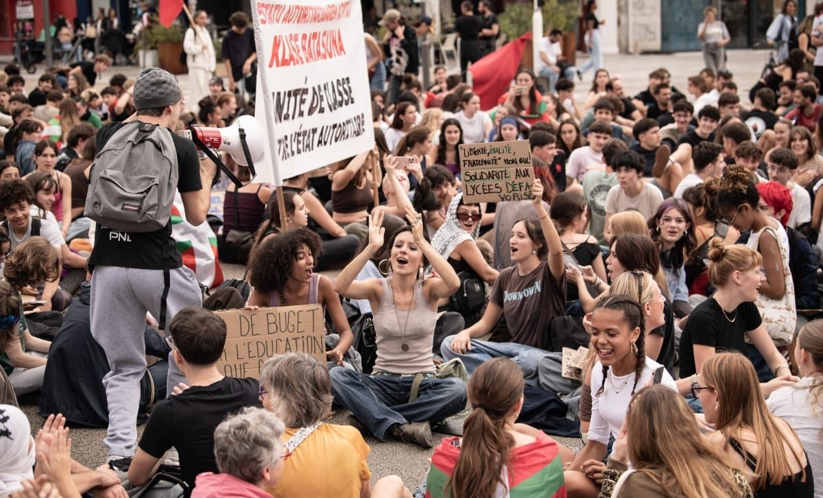 Student Protests Spread in Albania, Argentina Defends Public Universities and France’s Education Movement Escalates post image
