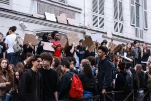 French Students Demand Equal Schools, Chile Mobilises against Cuts post feature image