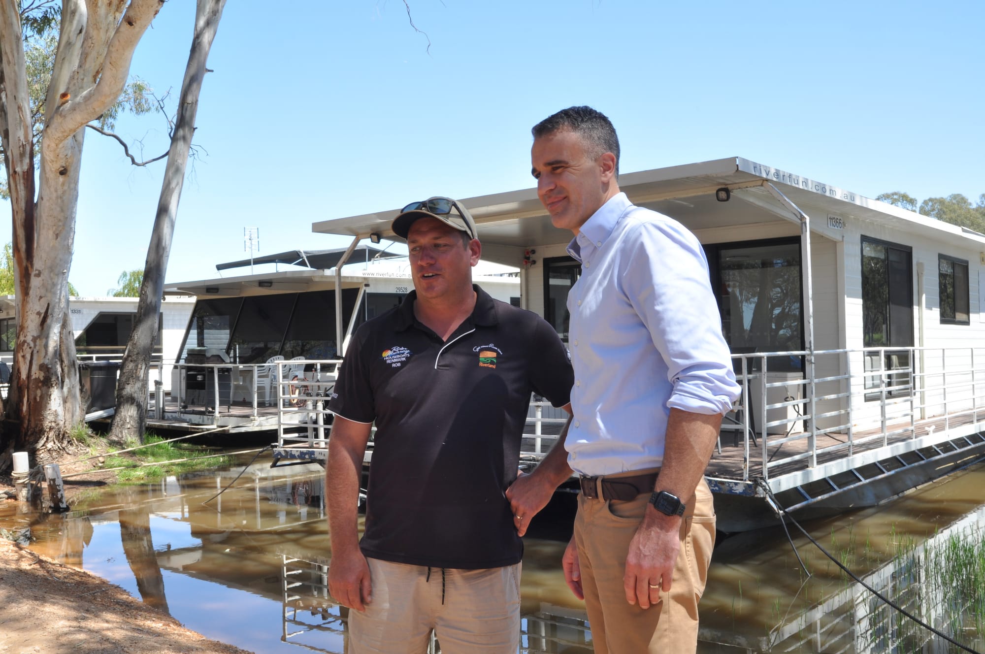 Government to assist houseboat businesses hurt by high river