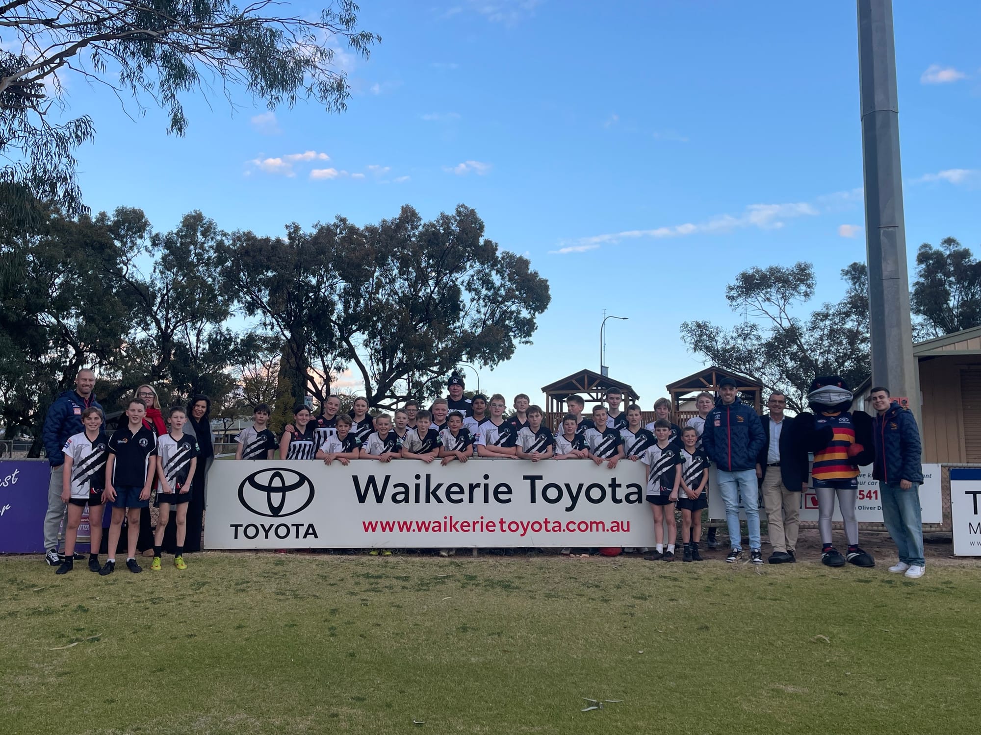 Crows legends pass on tips to junior Magpies