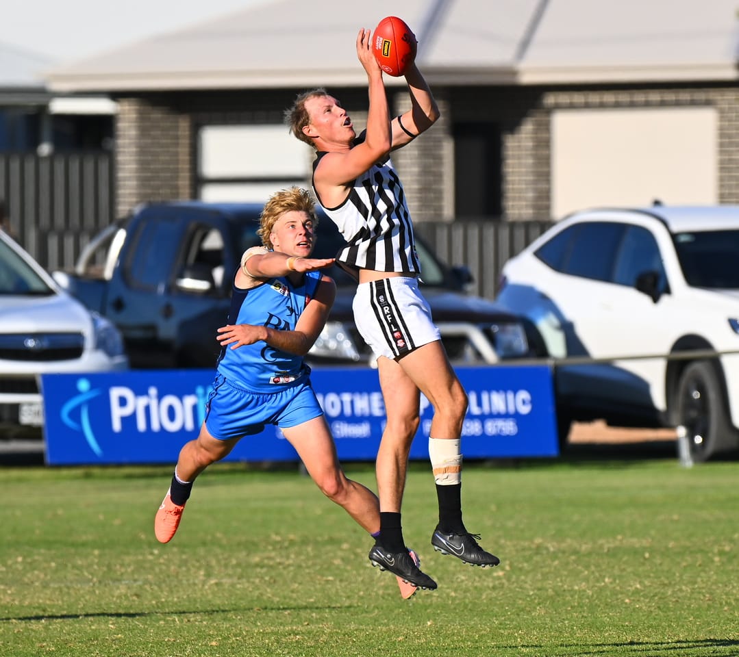 Roos cruise to perfect start