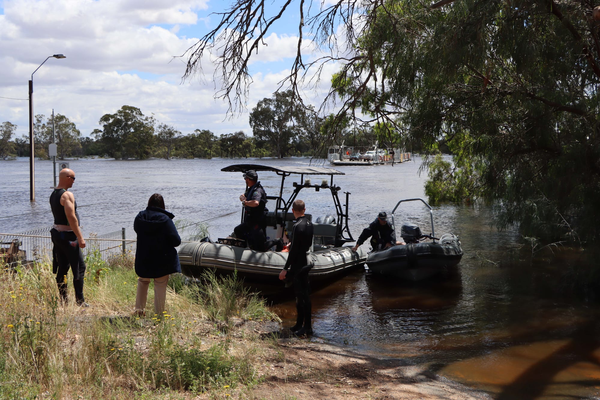 Police divers, detectives search Ross Lagoon