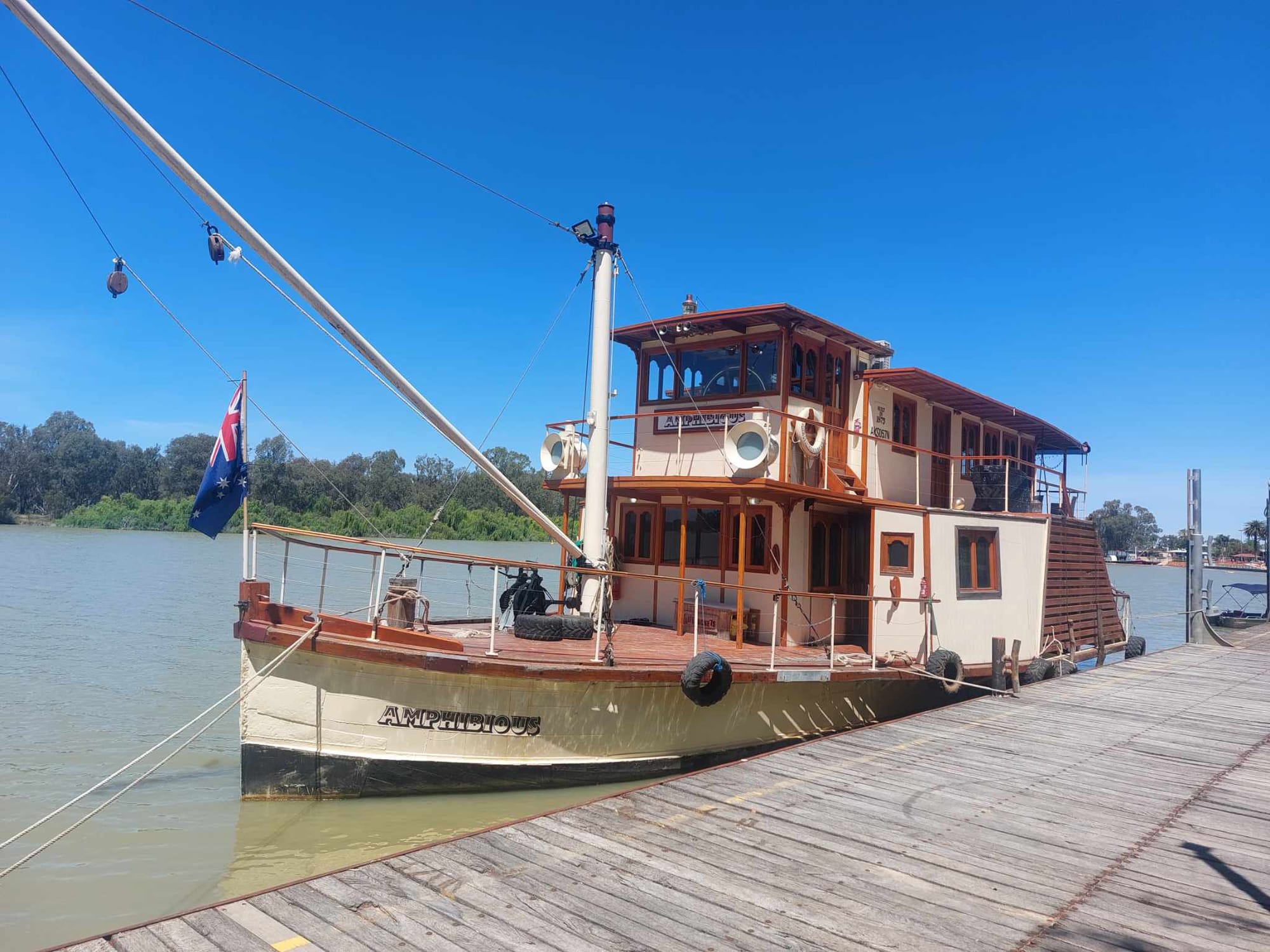 Amphibious eyeing toward a cruising return