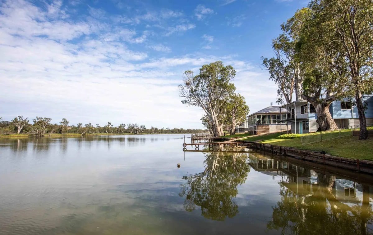 Tourists returning to shacks