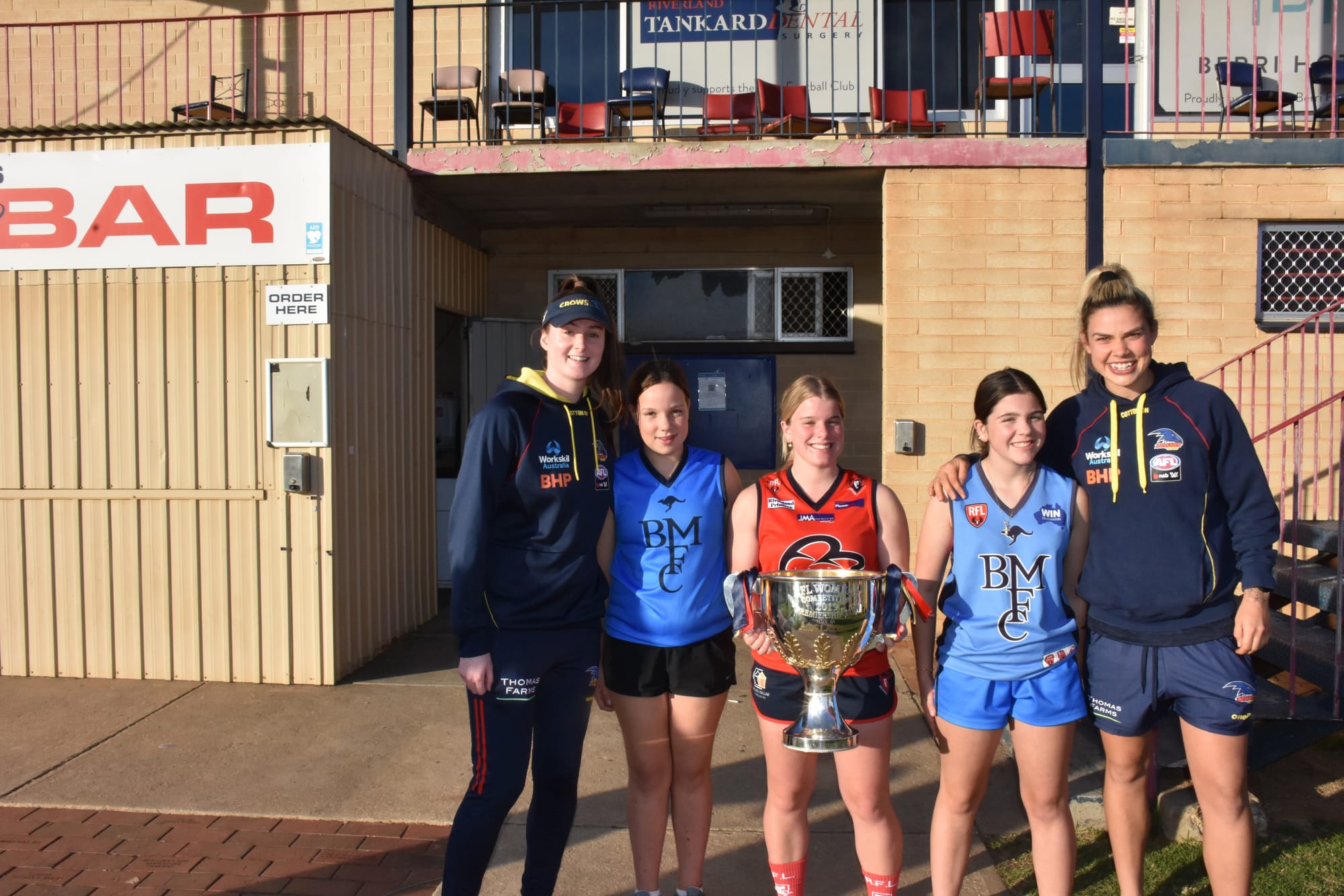 Crows premiership pair pays visit to Berri