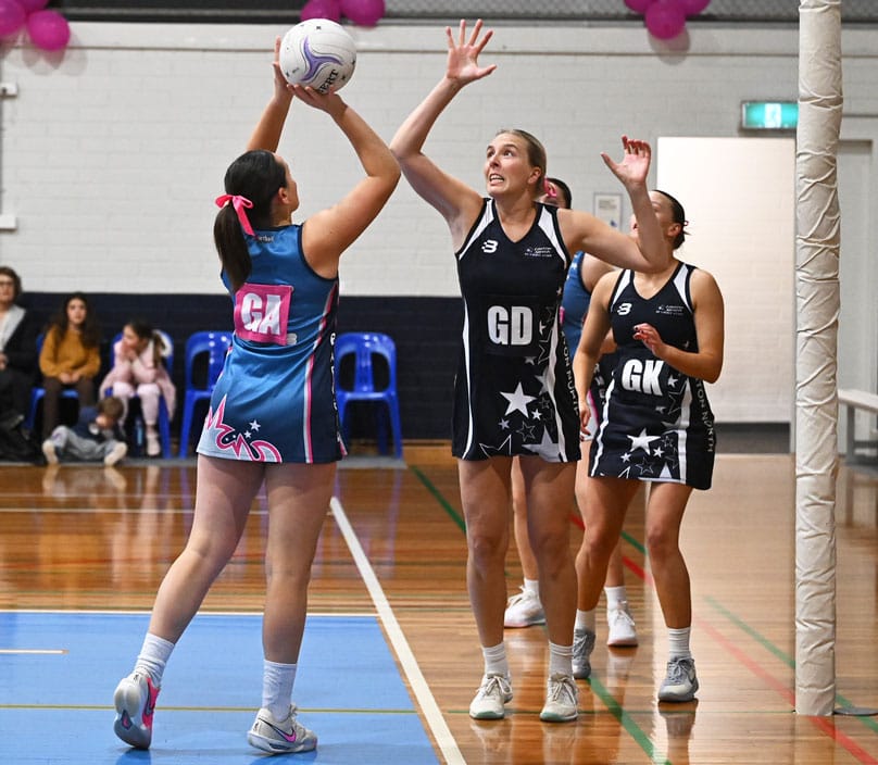 Last-minute surge sees Loxton extend gap to top spot