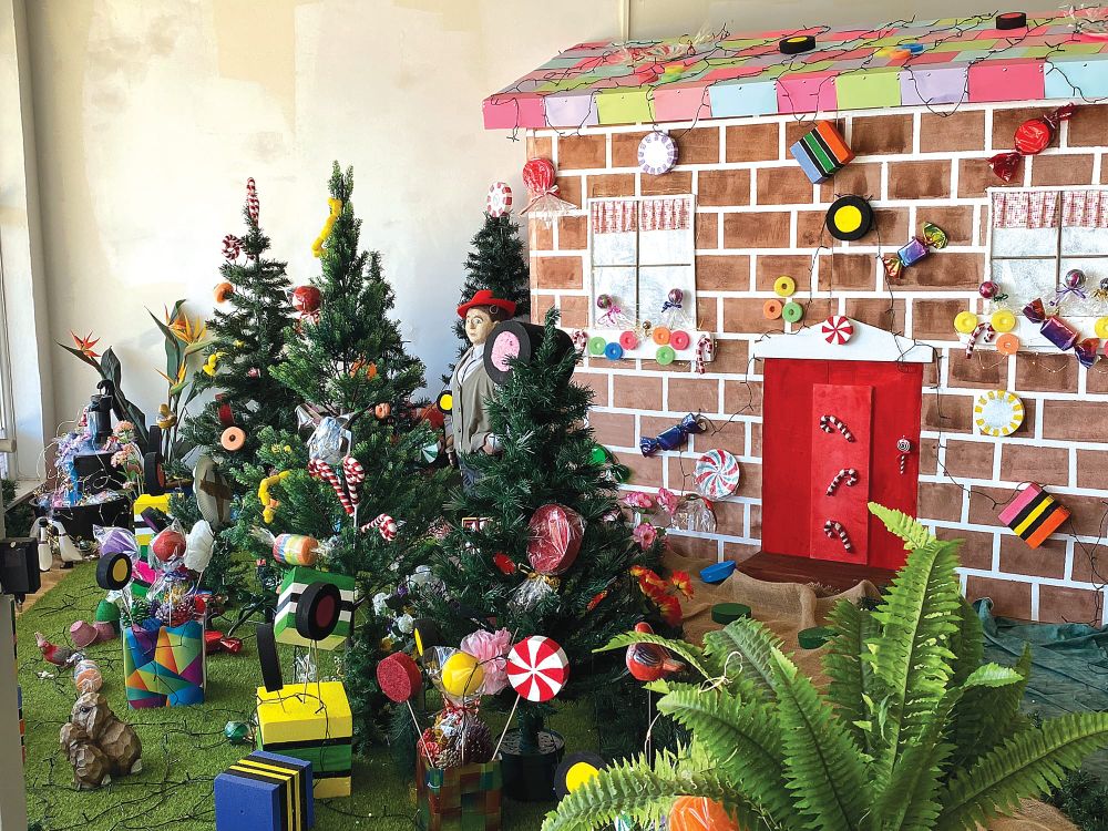 Elves decking the Barmera halls post image