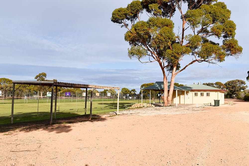 First lawn bowls, now tennis… NO CLUB AT LOXTON’s $13m HUB post image
