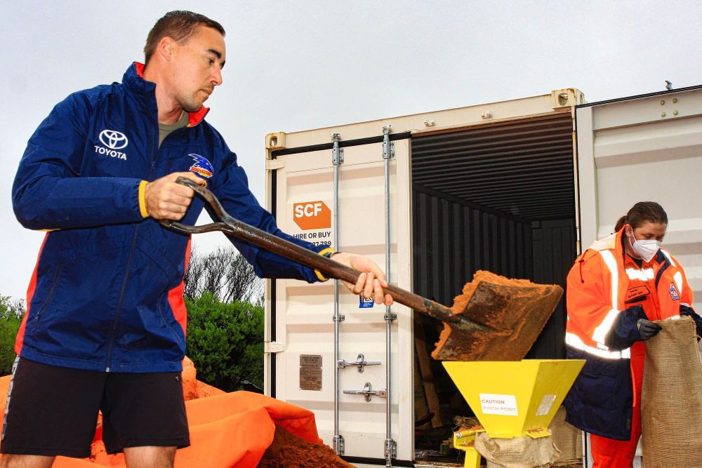 SES delivers 70,000 sand bags to Riverland post image
