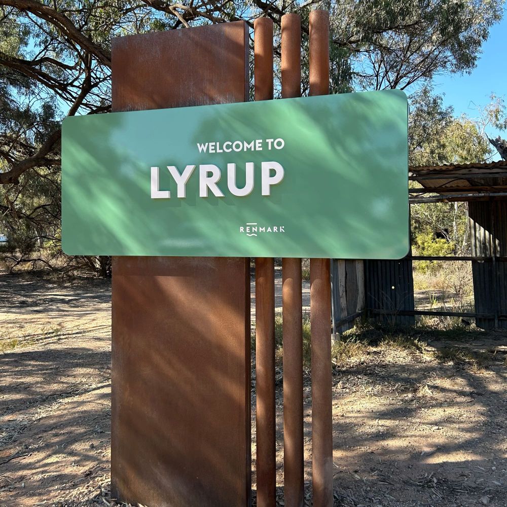 Renmark Paringa’s new entry signs post image