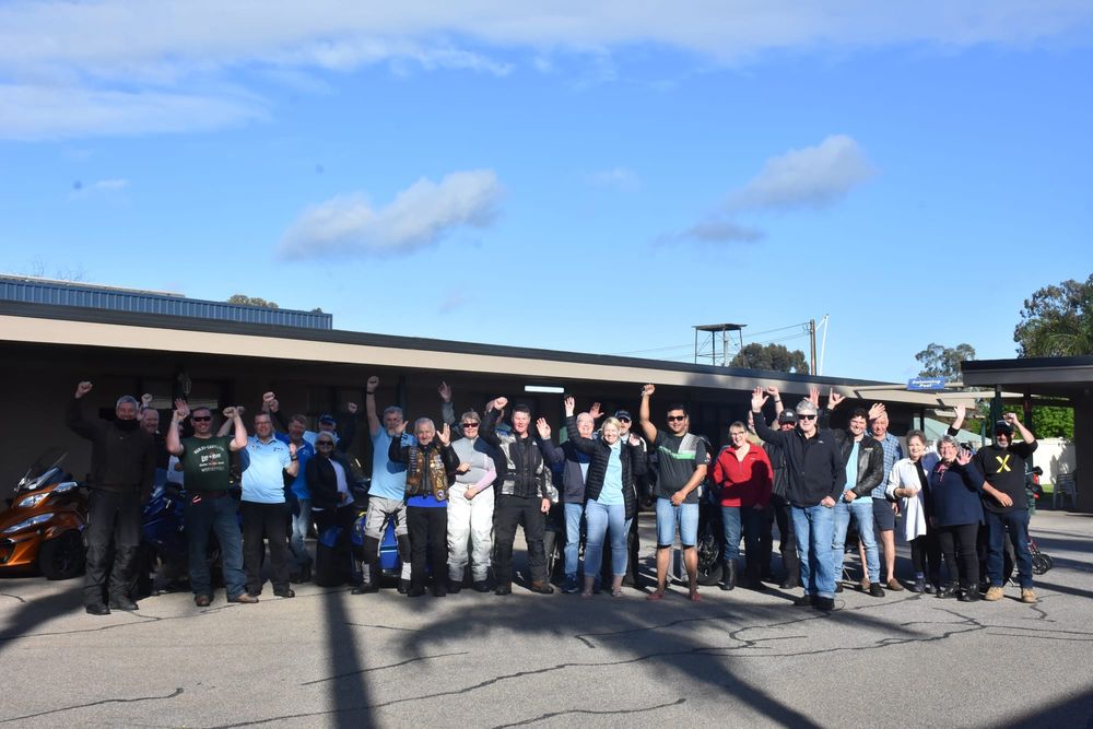 Long riders pass through Renmark post image