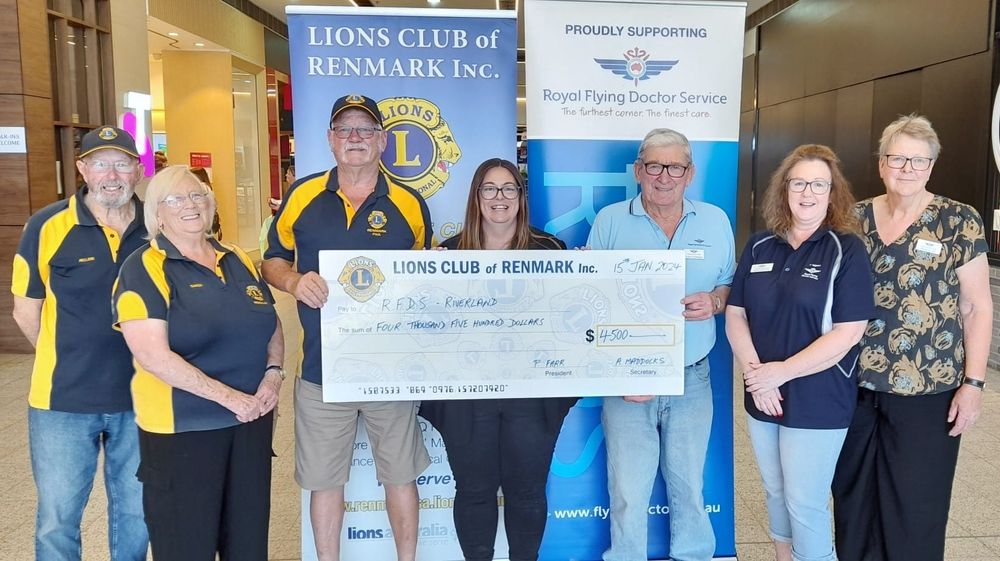 Renmark Lions spread Christmas cheer to RFDS post image