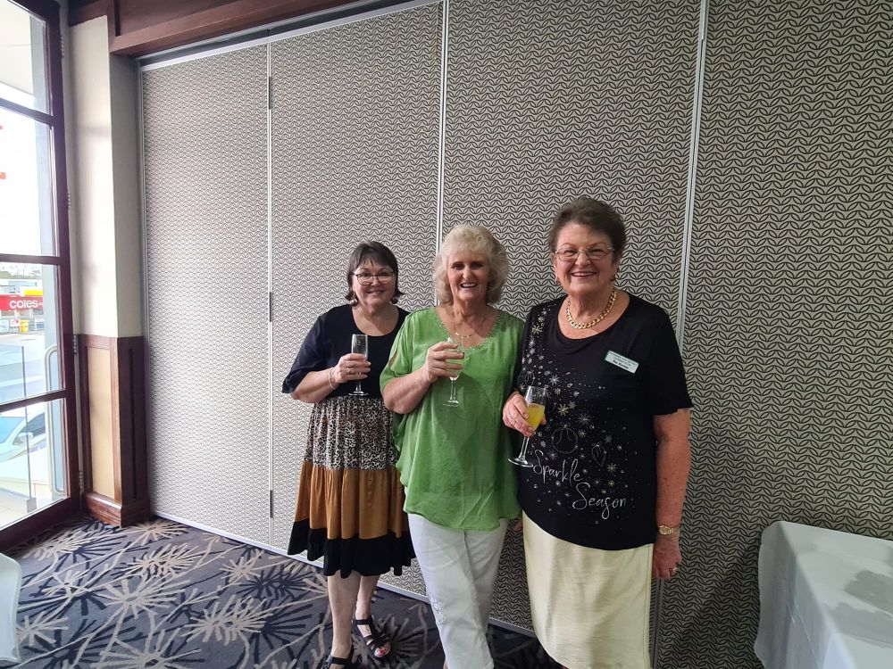 All smiles for garden club’s Christmas post image