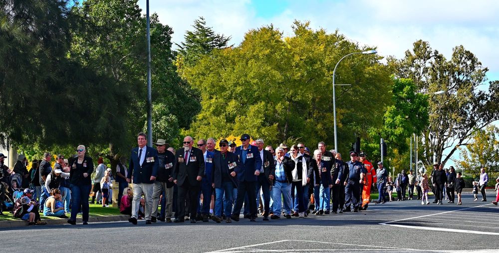 Huge turnout for Renmark Anzac Day post image