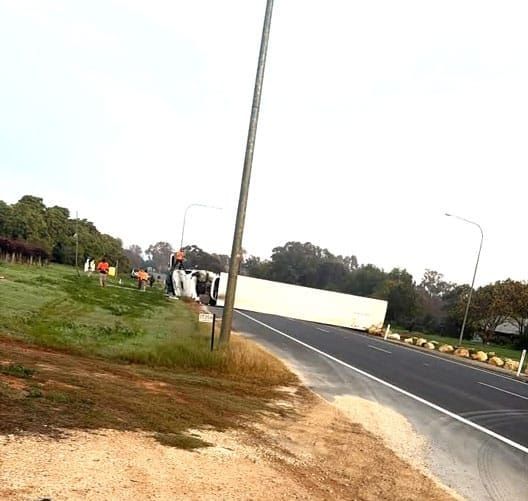 Truck rollover at Barmera post image