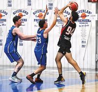 Steamers start season with a splash post image