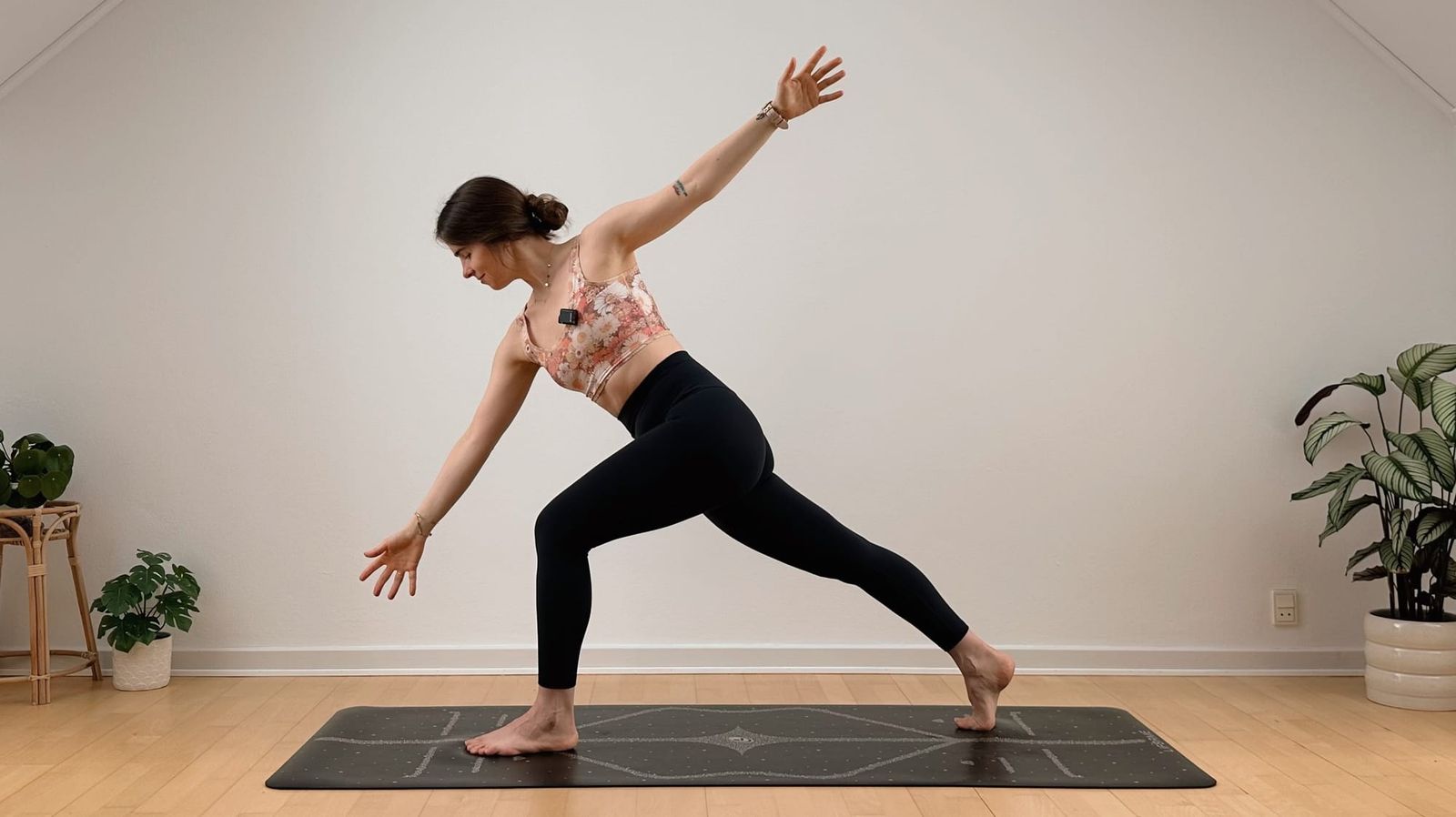 13 MIN YOGALATES IM STEHEN || Kraft, Twists & Dehnungen