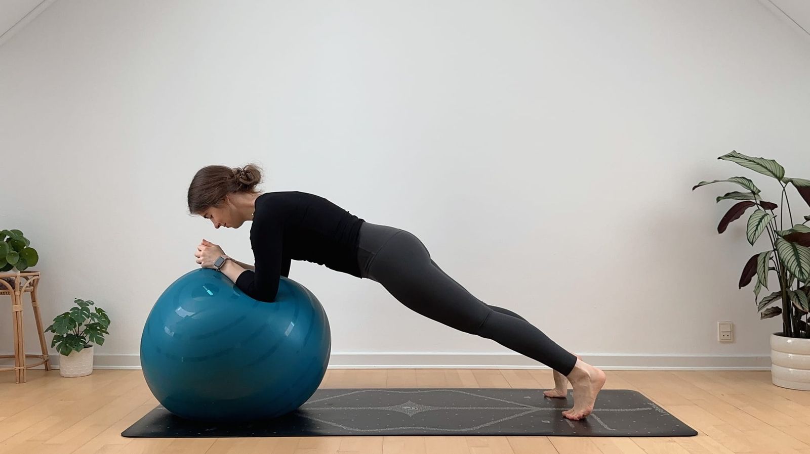 20 MIN PILATES + STABILITY  BALL || Core, Po & Beine – Gymnastikball Workout
