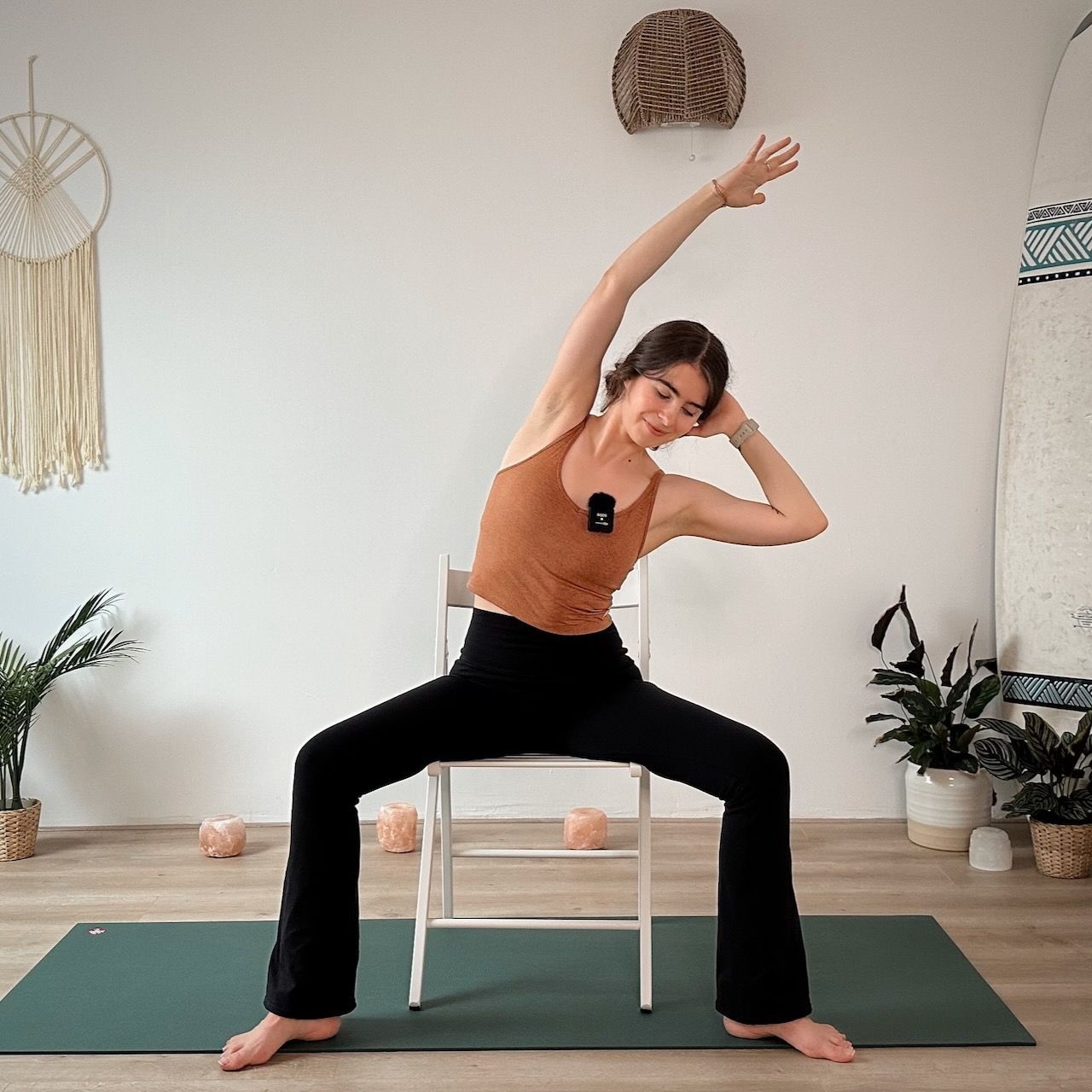 20 MIN YOGA x PILATES WORKOUT AM STUHL || Sanfte Kraft für Core, Bauch & Arme + Entspannung