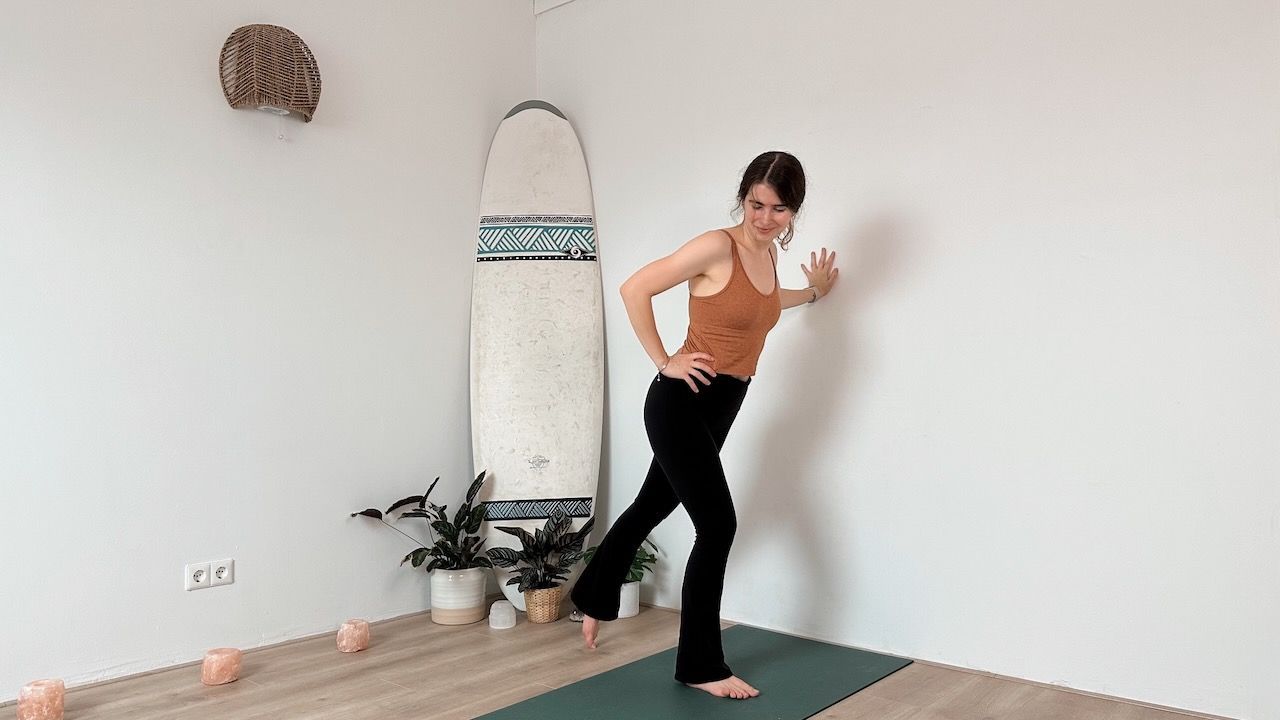 20 MIN WAND PILATES x YOGA IM STEHEN – SANFT || Gleichgewicht – Wall Pilates für Anfänger