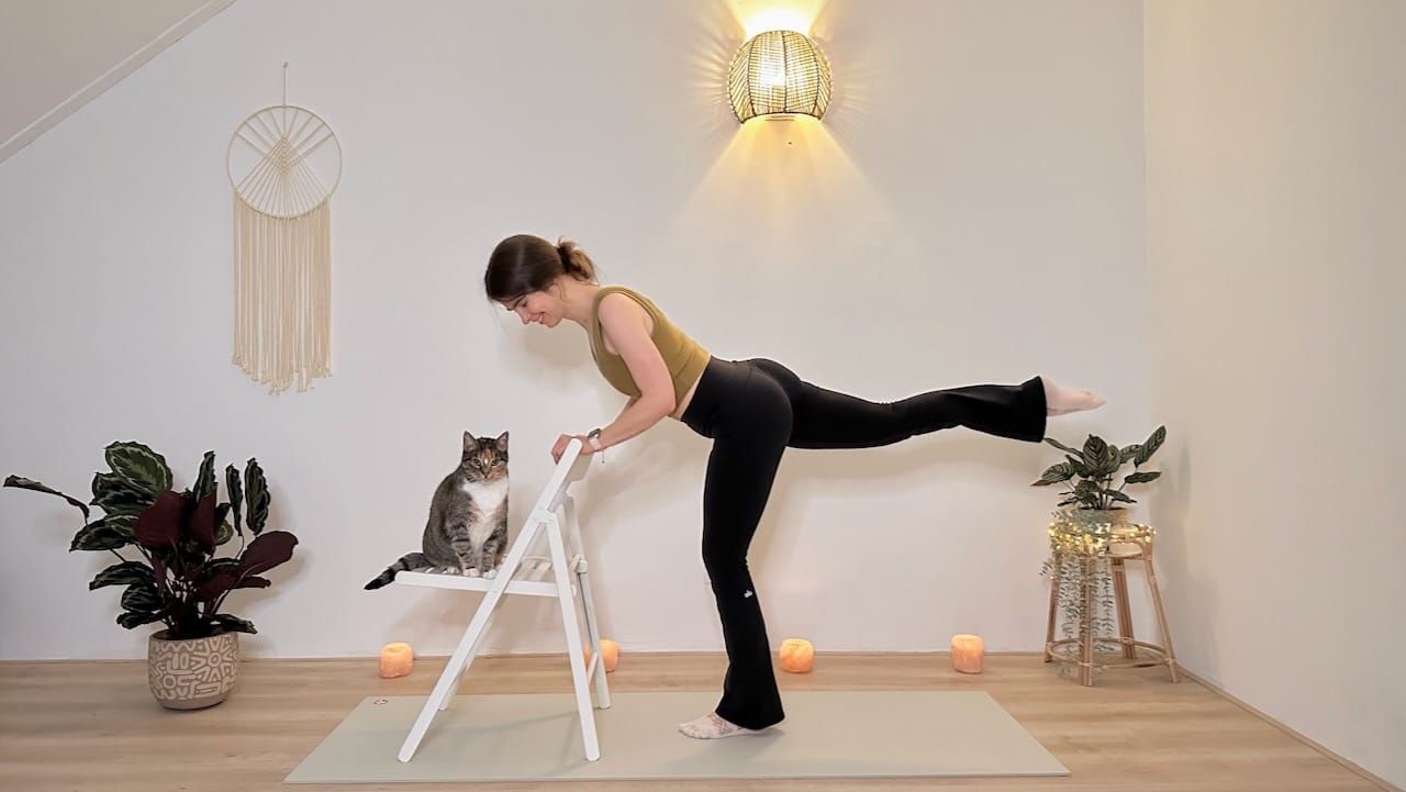 25 MIN STUHL YOGA x PILATES WORKOUT || für den ganzen Körper & besseres Gleichgewicht