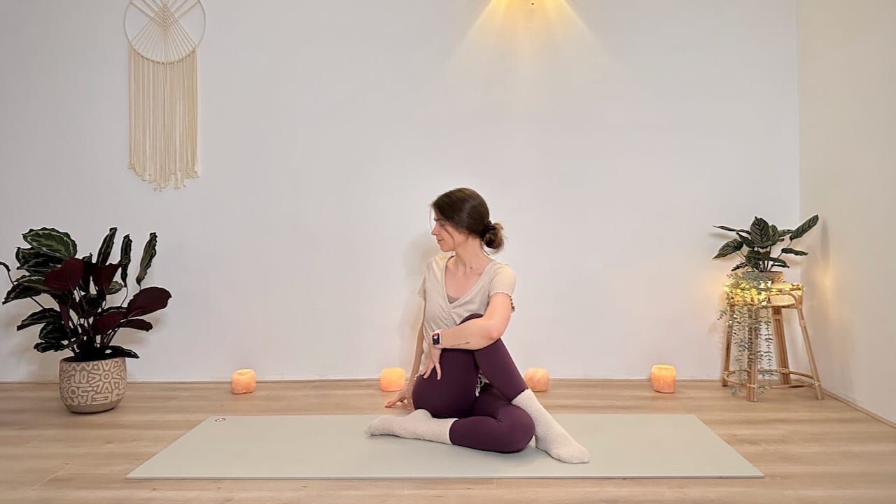 15 MIN YOGA IM SITZEN || Entspannung, Beweglichkeit & Dehnung (Hüfte, Beine) ✨