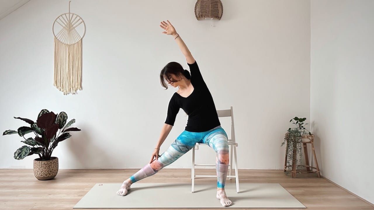15 MIN YOGA AM STUHL || Sanfte Dehnungen, Stabilität und Gleichgewicht (Sanft & auch für Anfänger)