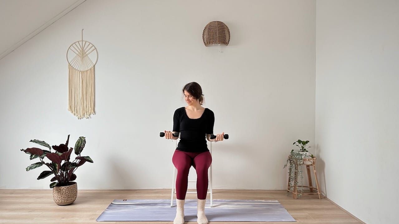 20 MIN STUHL YOGA WORKOUT || Arme & Bauch mit 2 kleinen Hanteln