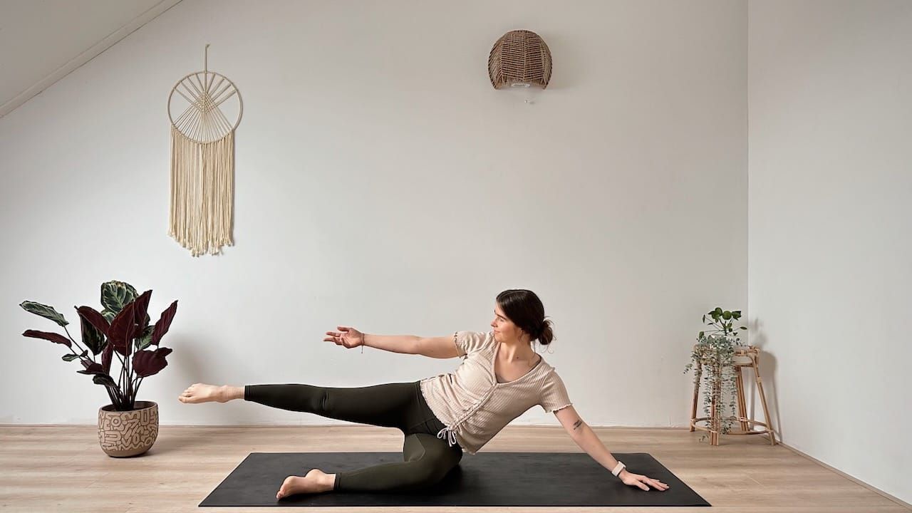 25 MIN CHILL PILATES + YOGA || Workout für den ganzen Körper (viel im Liegen)