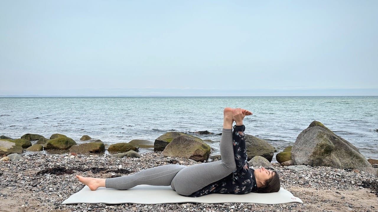10 MIN SANFTES YOGA || Unterstützt die Verdauung, hilft bei Blähbauch & entspannt!