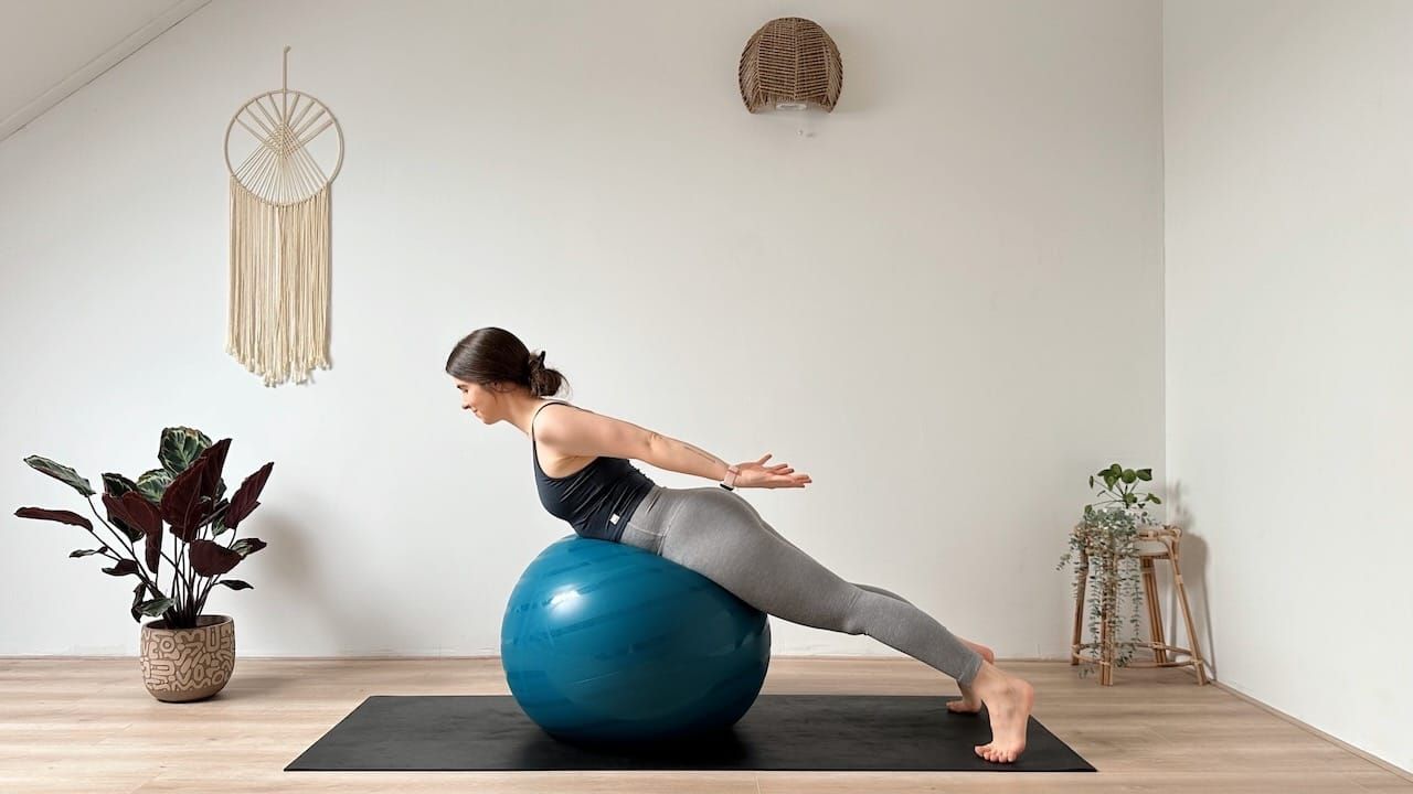 15 MIN YOGA WORKOUT + GYMNASTIK BALL || Ruhiges Training für den ganzen Körper