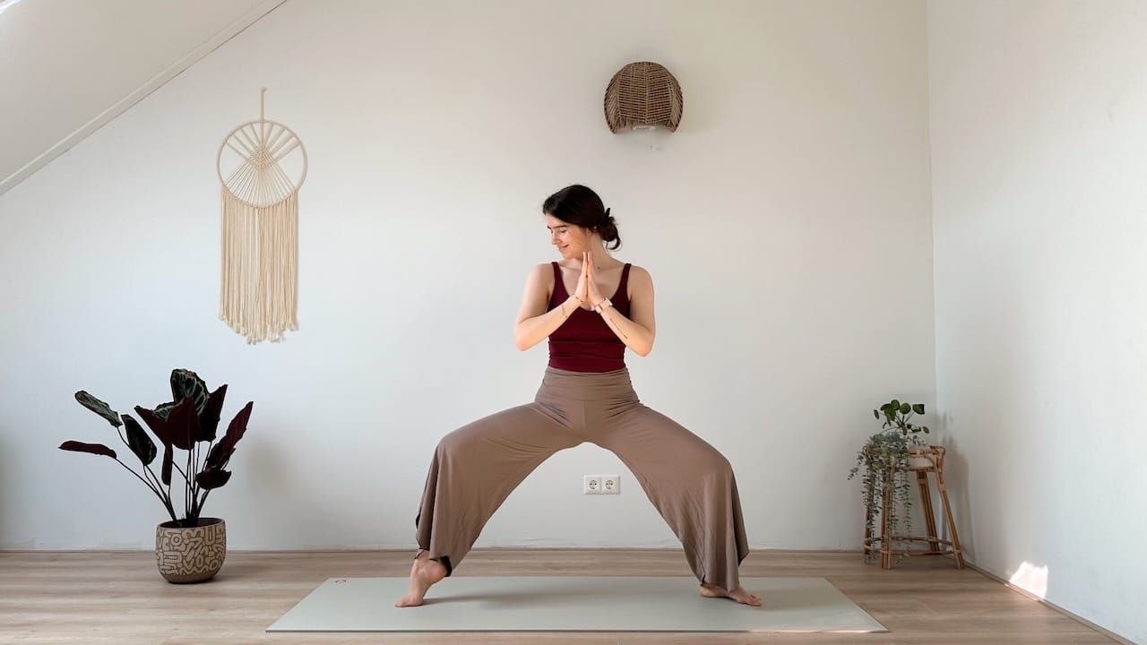 20 MIN PRENATAL YOGA || Dehnung & sanfte Kraft für den ganzen Körper – Schwangerschafts-Yoga (T1/T2/T3)