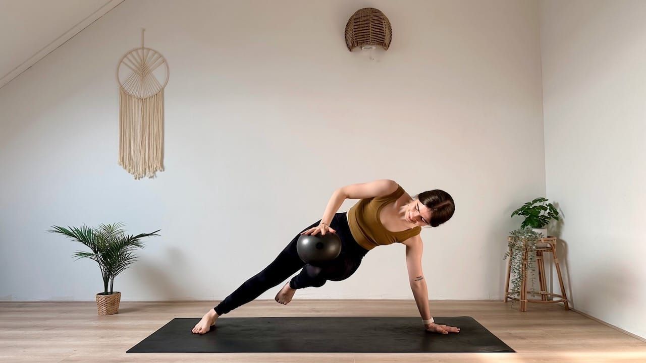 30 MIN YOGA x PILATES + MINI BALL || Bauch, Beine & Gesäß Workout Flow