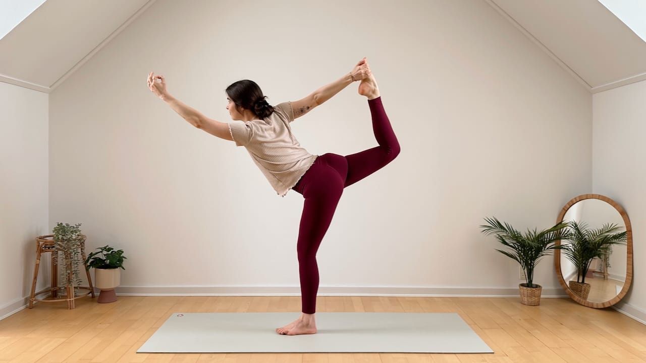 15 MIN YOGA IM STEHEN || Ruhig & Kraftvoll – Ganzkörper-Flow für Balance – Handgelenkschonend 🫶