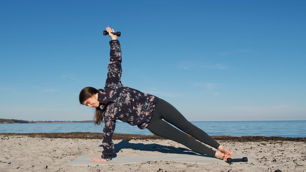 30 MIN YOGA WORKOUT + HANTELN || Yoga Pilates Ganzkörper-Workout mit Gewichten (bis zu 2.5 kg)