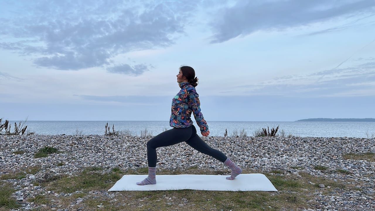 15 MIN YOGA FLOW || Yoga für Innere Stärke – basierend auf dem Sonnengruß B (Fill Your Cup-Reihe)