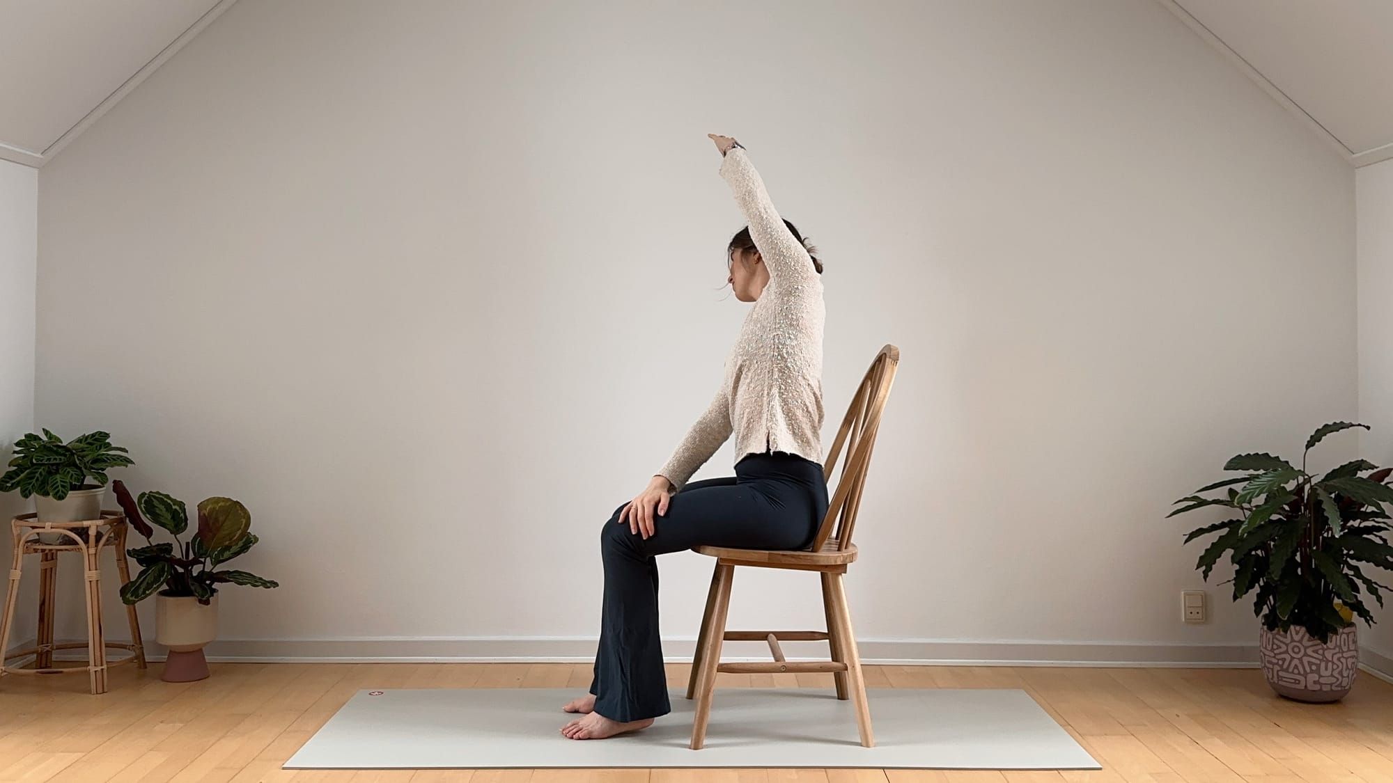 5 MIN STUHL YOGA || Anti-Schreibtisch Stretch • nach Arbeit & Lernen • Yoga im Sitzen