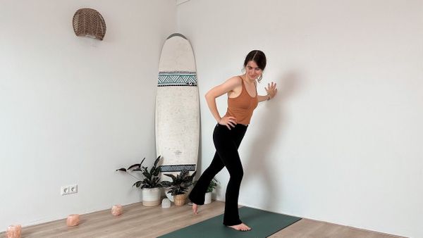 20 MIN WAND PILATES x YOGA IM STEHEN – SANFT || Gleichgewicht – Wall Pilates für Anfänger